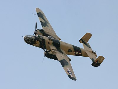II. Dünya Savaşı dönemine ait bombardıman uçağı North American B-25 Mitchell, 2007 yılında Polonya'nın Góraszka köyünde düzenlenen uluslararası hava şovunda. B-25, 28 Temmuz 1945'te New York'taki Empire State Binası'na çarpıp infilak eden uçak olarak da bilinir. (Üreten: Lukas skywalker)
