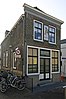 Voormalige zadelmakerij met woning, gebouwd in een sobere, Ambachtelijk-traditionele stijl in opdracht van de familie De Koning