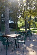 Terrasse d'une buvette.