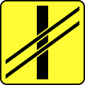 T-7 „tabliczka wskazująca układ torów i drogi na przejeździe”