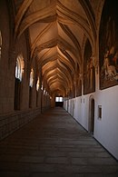 Interior del claustro con cuadros de Vicente Carducho