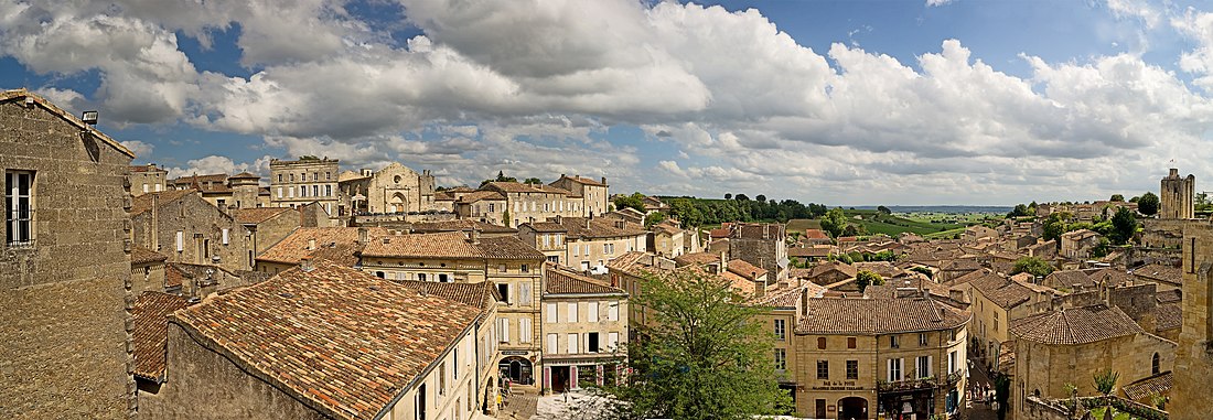 Vista panorámica da vila de Saint-Émilion, Francia.