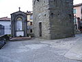 Piazzetta antistante la chiesa con monumento ai caduti