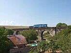 Viaduct met locomotief