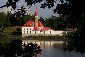 Приоратский дворец на берегу озера