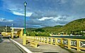 Rieles amarillos del malecón en Guánica, Puerto Rico