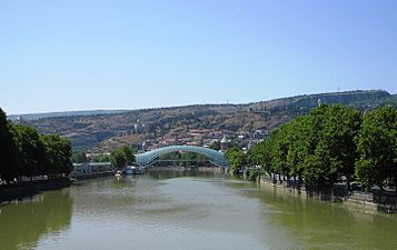 Мост Мира над Курой в Тбилиси