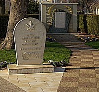 Stèle et monument commémoratif des morts à la guerre.