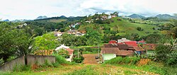 Rua Lírios do Campo e rua Floriano Bromonschenkel (no morro em segundo plano), em Fundão, ES