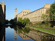 リーズのソルトミル紡績工場はリーズ・リヴァプール運河に面している。