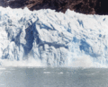 Bagian dari dinding 100 meter Spegazzini Glacier calving