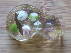 Gelei wagashi met karpers