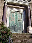 La puerta antigua del templo.