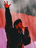 The Weeknd с рукой в ​​воздухе во время концерта в Гонконге в ноябре 2018 года (обрезано) .jpg