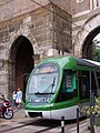 Tram sotta l'arch de Porta Cicca