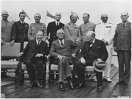 وليام ليون ماك إنزي كينغ وفرانكلين روزفلت وونستون تشرشل أثناء انعقاد مؤتمر كيبيك سنة 1946