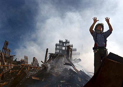 Newyorský hasič žádá o deset dalších záchranářů k prohledávání trosek Světového obchodního centra po teroristickém útoku 11. září 2001