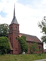 Kirche mit Westportal der ehem. Friedhofsmauer