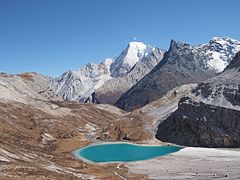 Lago al pie del monte Chanadorje, cordillera de Yading, suroeste de Sichuan.