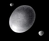 Illustration av Haumea med månarna Hiʻiaka och Namaka