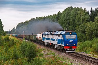 2ТЭ70-008 с грузовым поездом