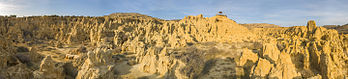 Vista panorâmica de Los Aguarales de Valpalmas, um fenômeno geológico raro, frágil e dinâmico localizado perto de Valpalmas, Saragoça, Espanha. A paisagem é o resultado da erosão pluvial. (definição 14 746 × 3 341)