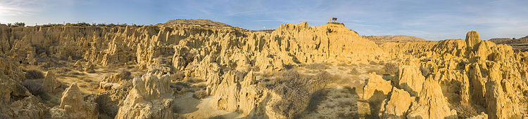 Геологическая формация Лос-Акваралес-де-Вальпальмас в окрестностях Вальпальмаса (Испания), возникшая в результате водной эрозии хрупких горных пород