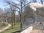 Stierskulptur und Park