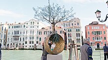 Installazione di una scultura di Andrea Roggi a Campo San Vio, presso Venezia.