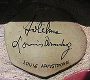 Autografo di Satchmo Louis Armstrong sul muretto di Alassio