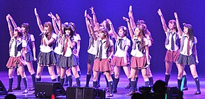 Выступление AKB48 в театре Nokia в Лос-Анджелесе, Калифорния, июль 2010 г.