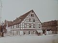 Gasthaus „Zum goldenen Schwan“ (Bahnhofstraße 1), 1945 bei einem Bombenangriff zerstört