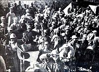 Войниците на Осма пътна армия показват японски знамена пленени през войната.