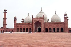 Badshahi Mosque July 1 2005 pic32 by Ali Imran (1).jpg