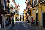 Uno scorcio caratteristico del quartiere Bica, adiacente al Bairro Alto e considerato una sua estensione, nella Rua da Bica de Duarte Belo.