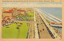 Seawall Boulevard dan Hotel Galvez pada tahun 1940-an