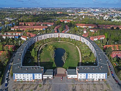 Vista aérea da "Ferradura" (Hufeisensiedlung), um assentamento de habitação social construído entre 1925 e 1933 em várias fases e projetado pelo arquiteto Bruno Taut em Berlim, Alemanha. (definição 3 573 × 2 680)