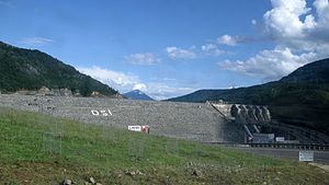 Blick auf die Staumauer von der Straße Richtung Hopa