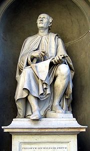 布魯涅內斯基的雕像，看著佛羅倫斯圓頂