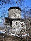 Ruine der Burgkapelle mit dem Bergfried