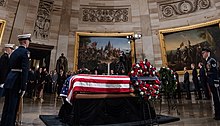 Останки Джорджа Буша лежат в ротонде Капитолия США 3 декабря 2018 г.