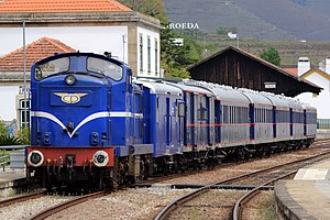 Der Comboio Presidencial im Jahr 2016, gezogen von einer Lokomotive der Baureihe 1400, auf der Linha do Douro