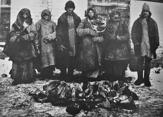 640px-Cannibalism_russian_famine1921_6_peasants_bouzuluk_district_and_remains_of_humans_they_eatten.jpg
