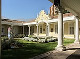 Patio interior, corredores, adobe y tejas en la casona de Santa Rosa de Apoquindo, ejemplo de la aplicación de conceptos y técnicas del tradicionalismo colonial.