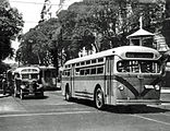 Década de 1950: Ómnibus Mack de Transportes de Bs. As., línea 166 (luego 66, hoy desaparecida) y colectivo Chevrolet línea 35 (hoy 135), junto a un tranvía.