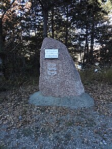 Stèle marquant l’entrée dans la commune