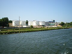 Les cuves de carburants de la ZA du Maresquier sur la rive ouest du Canal de Caen à la mer, entre Bénouville et Ouistreham.