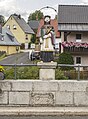 Reste der ehemaligen barocken Bogenbrücke mit Steinfigur