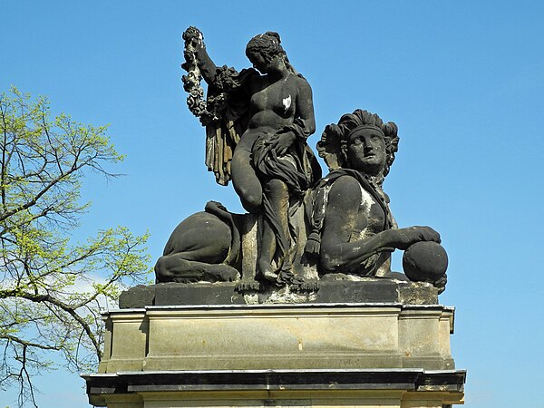 Linke Sphinx vom ehemaligen Zweiten Belvedere (1749 bis 1759) auf der Brühlschen Terrasse