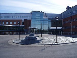 Los cimientos de la escultura del Frente de choque de terminación frente al Instituto Sueco de Física Espacial en Kiruna.
